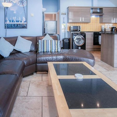 Ewyn Y Don - 2 Bedroom Apartment - Pendine Exterior photo