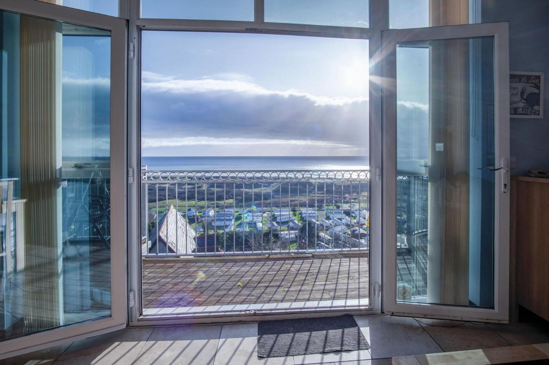 Ewyn Y Don - 2 Bedroom Apartment - Pendine Exterior photo